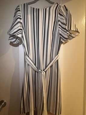 H&M Black and White Striped Knee-Length Dress w/Matching Tie Belt